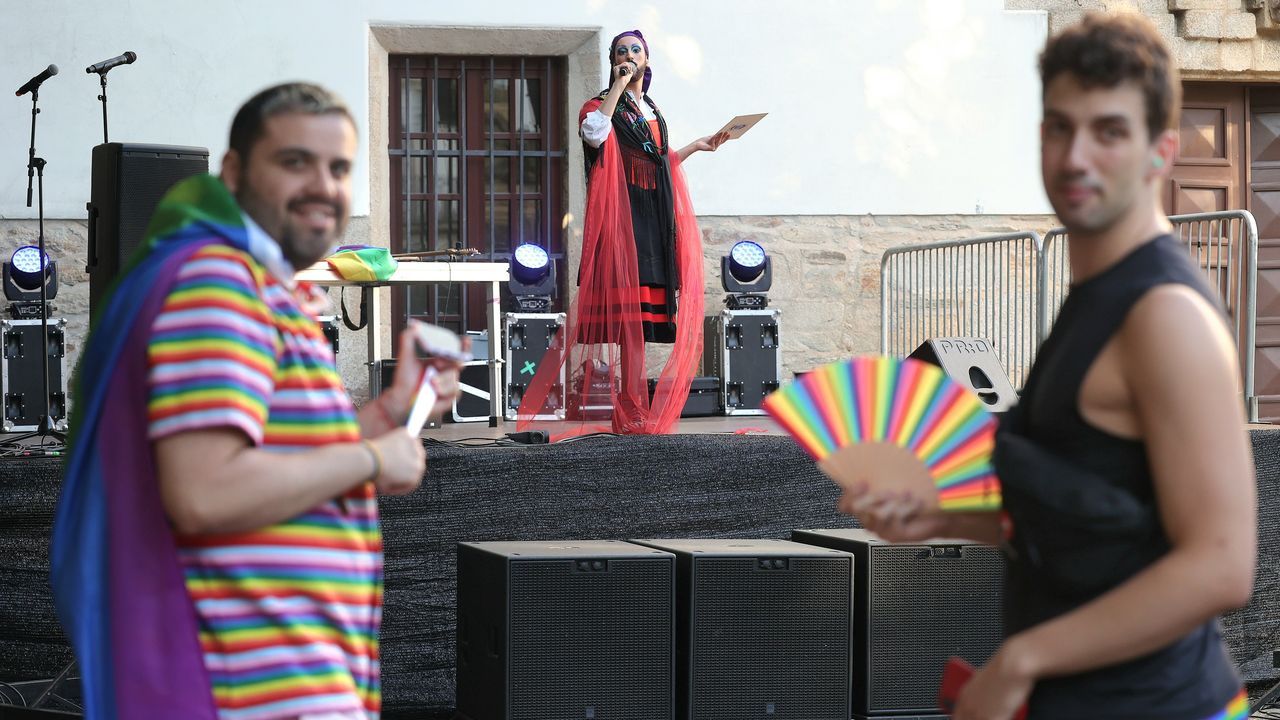 Las im&aacute;genes de la clausura de la mostra de Teatro Afeccionado Labarta Pose.La gala se celebr&oacute; en Mazarelos con varias actuaciones.