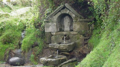 Fuente del Ángel de peregrinos de A Franqueira (A Cañiza)