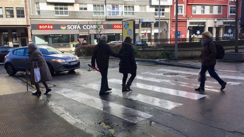 Los vehculos se encuentran con el paso de peatones entre la Gaiteira y la zona comercial de Cuatro Caminos a la salida de una curva, lo que les ofrece muy poca visibilidad.