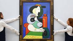 Dos operarios de Sotheby's manipulan el cuadro de Picasso «La mujer con reloj» (1932), que se vendió en noviembre por más de 130,5 millones de euros.