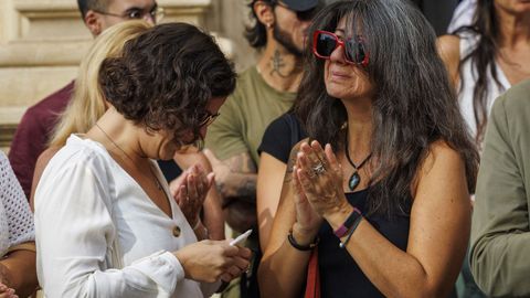 Familiares y amigos de Maya Villalobo se dieron cita frente al Ayuntamiento de Sevilla para guardar un minuto de silencio en su memoria.