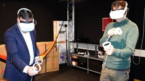 Valentín González Formoso, izquierda, prueba un dispositivo de realidad virtual en el Citius
