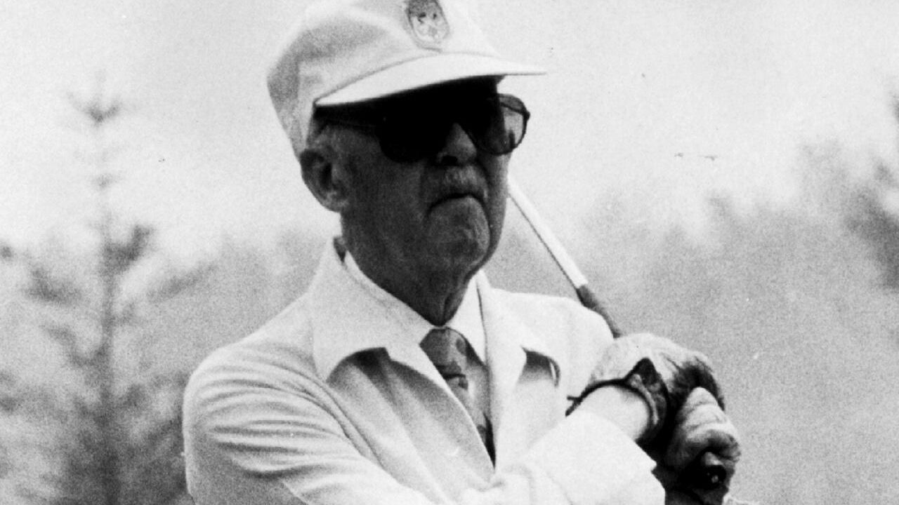 Una mujer se dirige a un grupo de compaeras amotinadas en la revolucin de las faeneras, en Mlaga (1918)