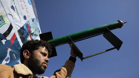 Un manifestante con un misil de pega, el mircoles en Yemen, en medio de protestas a favor de los palestinos.