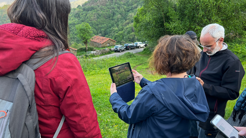 Imagen del uso de la aplicaci�n PoblARte en un paisaje de Belmonte