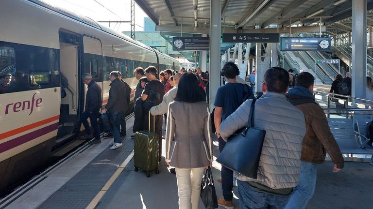 Coger el tren justo después de otra tragedia en la alta velocidad: «Es imposible no recordar lo de Angrois»