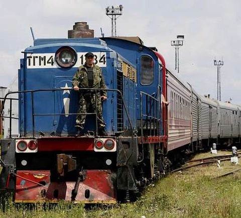 Un guardia ucraniano vigila el tren con los restos de las vctimas tras llegar a Jrkov. 