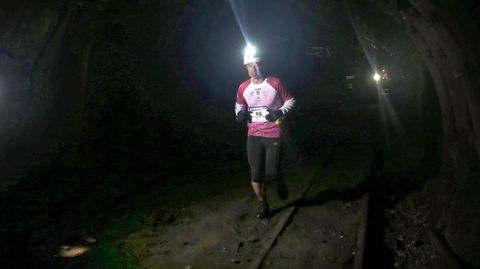 El atleta Fran Martínez Alegre, durante el recorrido que realizó hoy en la edición zero de la Xtreme Trail de El Pozo Sotón, de Hunosa, primera prueba de estas características que se disputa a 500 metros de profundidad en esta mina de hulla de San Martín del Rey Aurelio