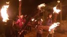Os participantes no festexo, seguindo a tradición, levaron as fachas ardentes ata o alto do castro da Besta 