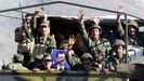 Soldados del Ejército sirio posan con una foto del presidente Bachar al Asad