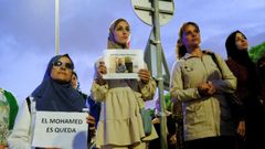 Activistas de derechos humanos y simpatizantes del activista musulmn Mohamed Said Badaoui durante una protesta para pedir su liberacin
