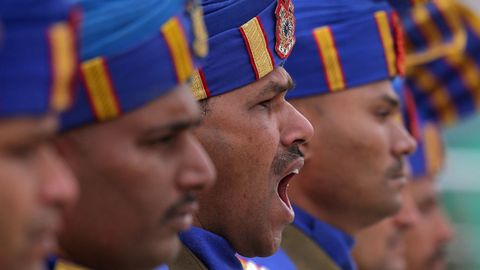 Un grupo de oficiales indios toma parte en una ceremonia fnebre por la muerte de un agente en un ataque ocurrido en el sur de Cachemira, en India