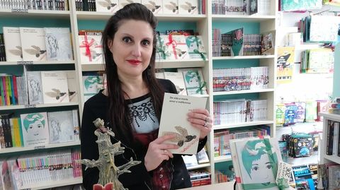 Pili Sánchez con exemplares dos seus dous libros