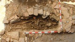 Una de las tumbas del yacimiento arqueológico de Traslaiglesia, en Bañugues (Gozón, Asturias), datada entre los siglos XI y XII