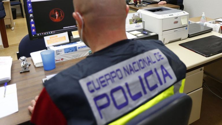 En una imagen de archivo, agentes especializados en ciberdelincuencia de la Policía Nacional