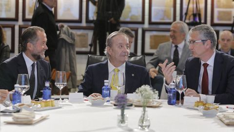 Santiago Rey Fernndez-Latorre, presidente y editor de La Voz de Galicia (en el centro) charla con el gobernador del Banco de Espaa, Pablo Hernndez de Cos (derecha), y el presidente de Abanca, Juan Carlos Escotet (izquierda)