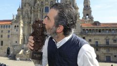 Luis Zahera, ganador de un Goya, en la praza do Obradoiro de Santiago