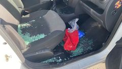Uno de los veh�culos afectados por la oleada de robos en el aparcamiento de la explanada del Agra dos Mallos, en A Coru�a