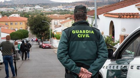 Un agente de la Guardia Civil custodia la vivienda de Eugenio D. H. detenido por el presunto asesinato de Manuela Chavero