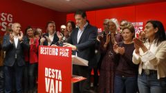 El candidato del PSdeG, José Ramón Gómez Besteiro, con otros cargos y candidatos socialistas, la noche electoral.