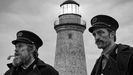 Fotograma del filme «The Lighthouse», de Robert Eggers, con Willem Dafoe y Robert Pattinson como únicos protagonistas