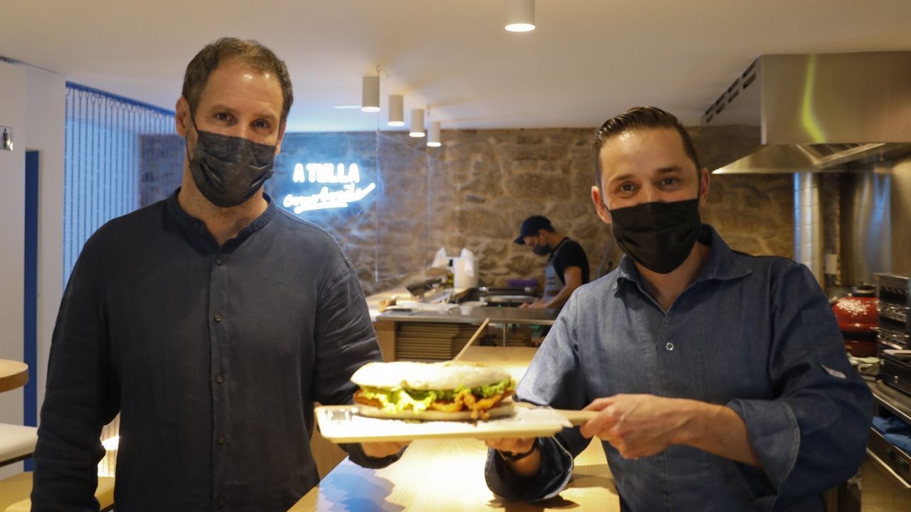 Miguel Otero y Manuel Nouche, a las pocas semanas de inaugurar en Entrerras A Tulla Comebocata, muestran una de sus propuestas, elaboradas con pan de autor santiagus, el de A Moa.