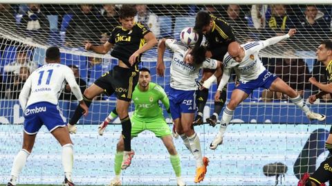 Luengo y Costas disputan un baln durante el Oviedo-Zaragoza