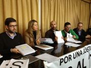 La plataforma Una Justicia para todos, compuesta por abogados y cinco sindicatos de funcionarios de Justicia mostr� las 14.610 firmas recogidas en Vigo