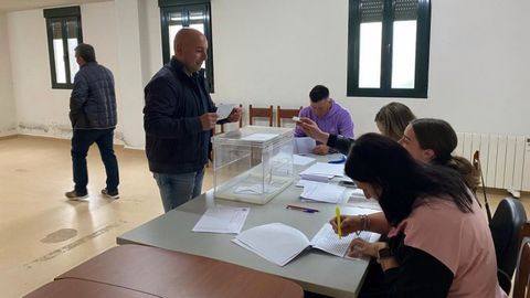 Jos ngel Santos, alcalde de Friol, votando en las elecciones municipales.  