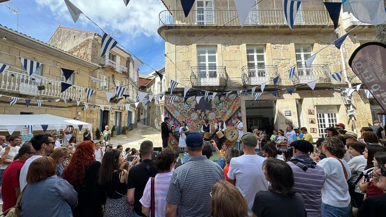 El grupo Ximiela alegró este domingo las calles del casco urbano al son de las gaitas y las panderetas.