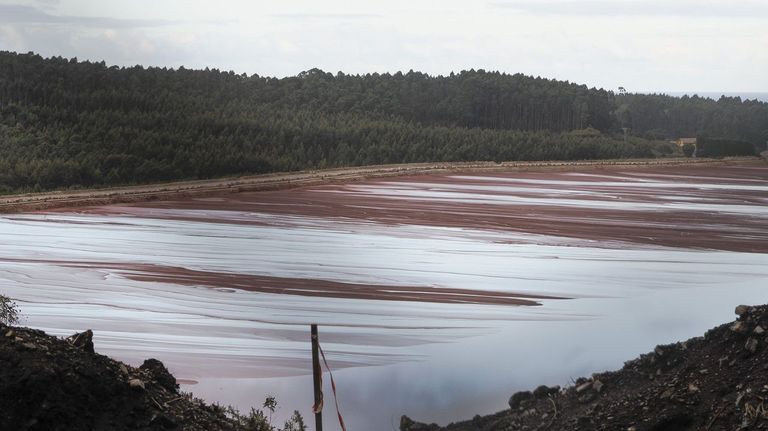 Alcoa presentó ante la Xunta el plan para ampliar la balsa de lodos a cota 110 y usarla hasta el 2035