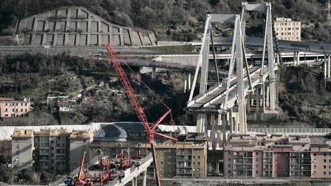 Trabajos de demolicin del puente Morandi