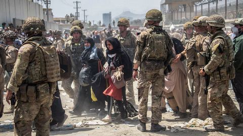 Tropas británicas durante la caótica evacuación en el aeropuerto de Kabul. 