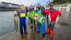 Marineros de bajura muestran en el puerto de Malpica los alimentos del mar que capturan y suministran 