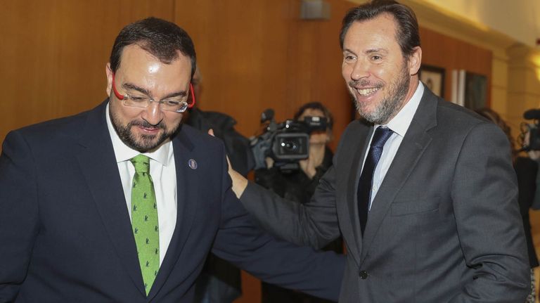 El presidente del Principado, Adrián Barbón, y el ministro de Transportes y Movilidad Sostenible, Óscar Puente