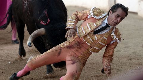 Iván Fandiño, corneado por el toro en una plaza de Francia