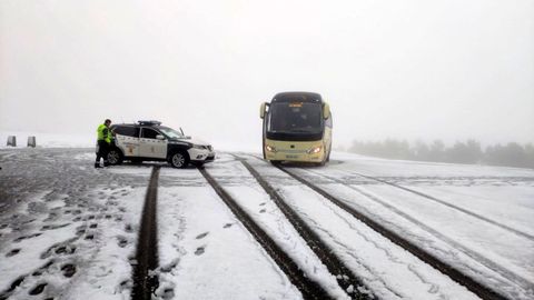 El autobs qued inmovilizado por la nieve en la pista de acceso al santuario de O Faro