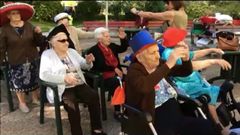 Varios mayores de la residencia de Grado, en una fiesta antes del coronavirus