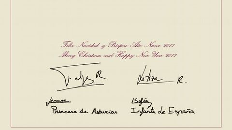 La felicitacin de los Felipe VI, Letizia y sus  hijas. 