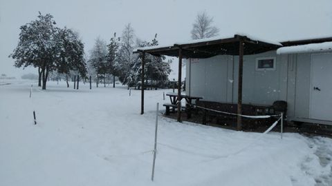 Base de las brigadas forestales de Tineo cubierta de nieve