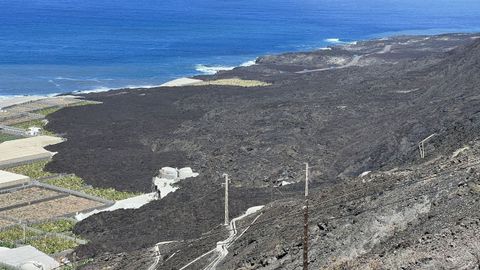 Lava y plataneras que se salvaron, cerca de Puerto Naos.