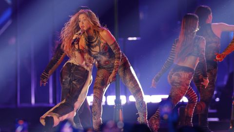 Shakira interpretando Bzrp Music Sessions, Vol. 53 sobre el escenario de los Grammy.