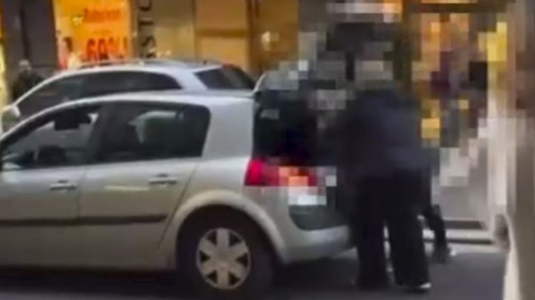 Multan a una conductora de Pontevedra que estacionó el coche en medio en la calzada para ir a comprar y bloqueó el paso de una ambulancia