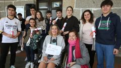 Merchi Álvarez recibe un cheque solidario de los alumnos del colegio salesiano de Cambados