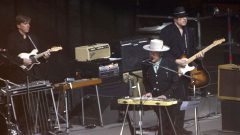 Bob Dylan, al piano, durante su actuación en Vigo en el 2008
