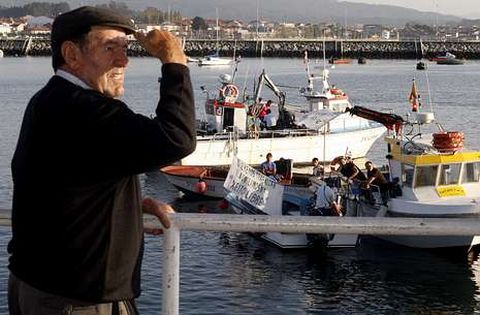Medio centenar de embarcaciones estn autorizadas en Galicia para faenar con xeito. 