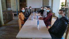 Los miembros de la mesa de calidad, reunidos en la Escola Habanera de Guitiriz