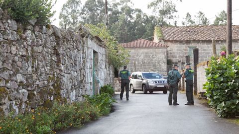 La Guardia Civil, durante las investigaciones por el crimen de la casa rectoral de Cruces, en Padrón