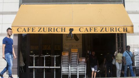 El conocido café Zurich de Plaza Cataluña, cuelga un lazo negro en uno de sus toldos tras el atentado ocurrido