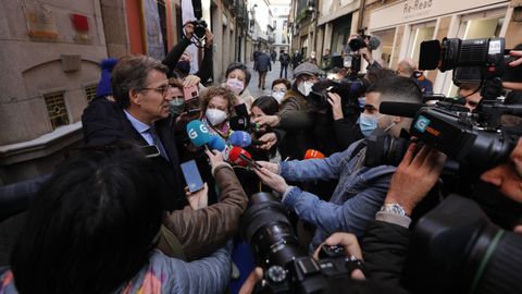 Núñez Feijoo rodeado de periodistas, en una imagen del pasado martes en Ourense